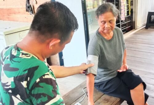 Perhatian Kesehatan Utama di TMMD, Tim Medis Kodim 1206/Putussibau Jaga Kebugaran Prajurit
