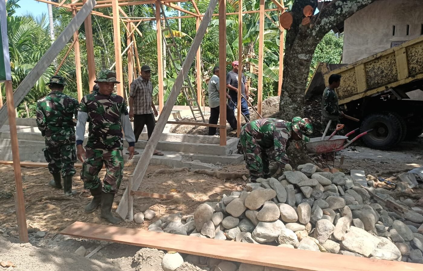 Personel TMMD Ke-129 Kodim 0102/Pidie Distribusikan Material Pasir untuk Percepatan Pembangunan RTLH