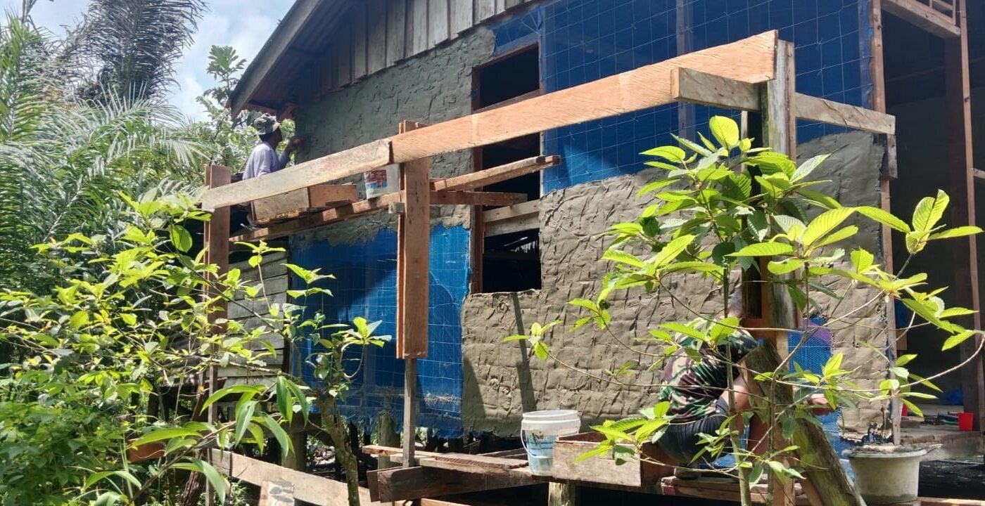 Penguatan Dinding RTLH, Satgas TMMD Kodim 1206/Putussibau Percepat Proyek