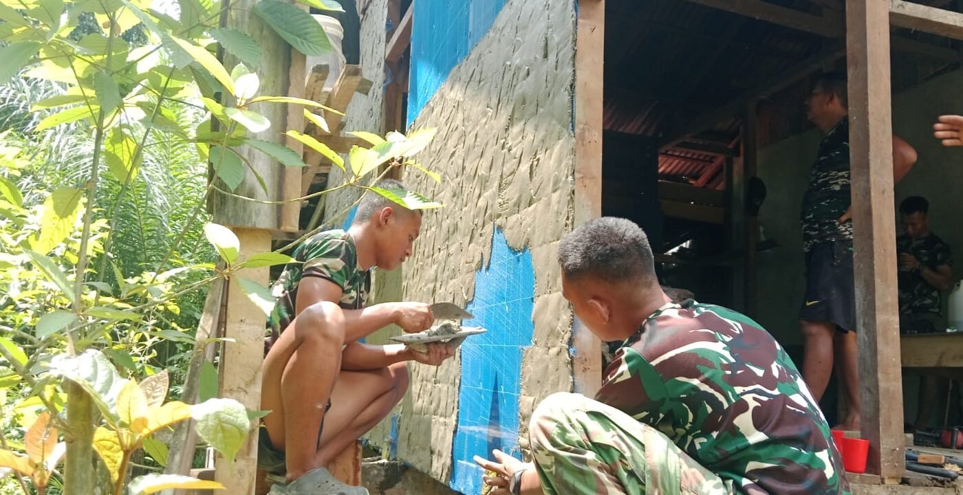 Fokus pada Kualitas, Satgas TMMD Lakukan Pemasangan Semen di Dinding RTLH