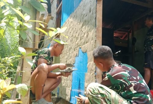 Fokus pada Kualitas, Satgas TMMD Lakukan Pemasangan Semen di Dinding RTLH