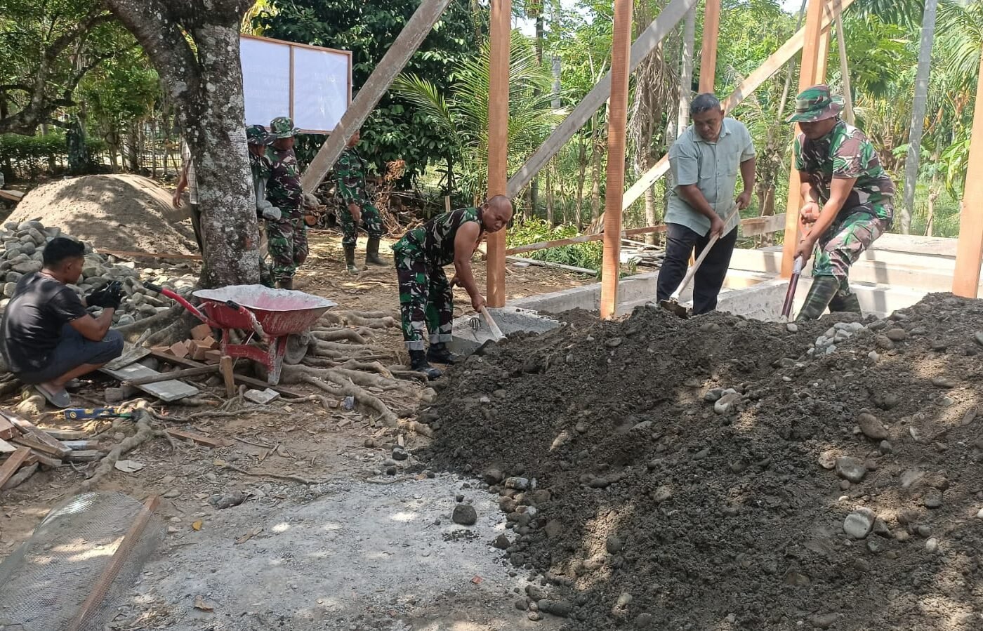 Kebersamaan Satgas TMMD dan Masyarakat dalam Upaya Membangun Rumah Layak Huni