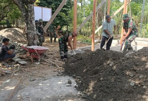 Kebersamaan Satgas TMMD dan Masyarakat dalam Upaya Membangun Rumah Layak Huni