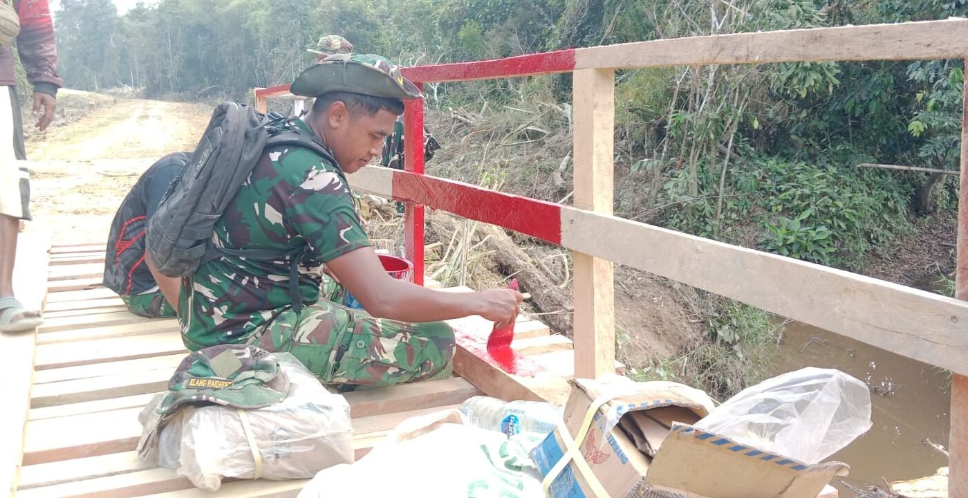 Penyelesaian Proyek Jembatan di Kapuas Hulu, Satgas TMMD Kodim 1206/Putussibau Lakukan Pengecatan Pagar