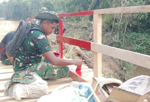 Penyelesaian Proyek Jembatan di Kapuas Hulu, Satgas TMMD Kodim 1206/Putussibau Lakukan Pengecatan Pagar