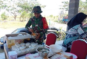 Keterampilan Memasak: Lettu Purnomo Dekatkan Diri ke Warga Kesongo