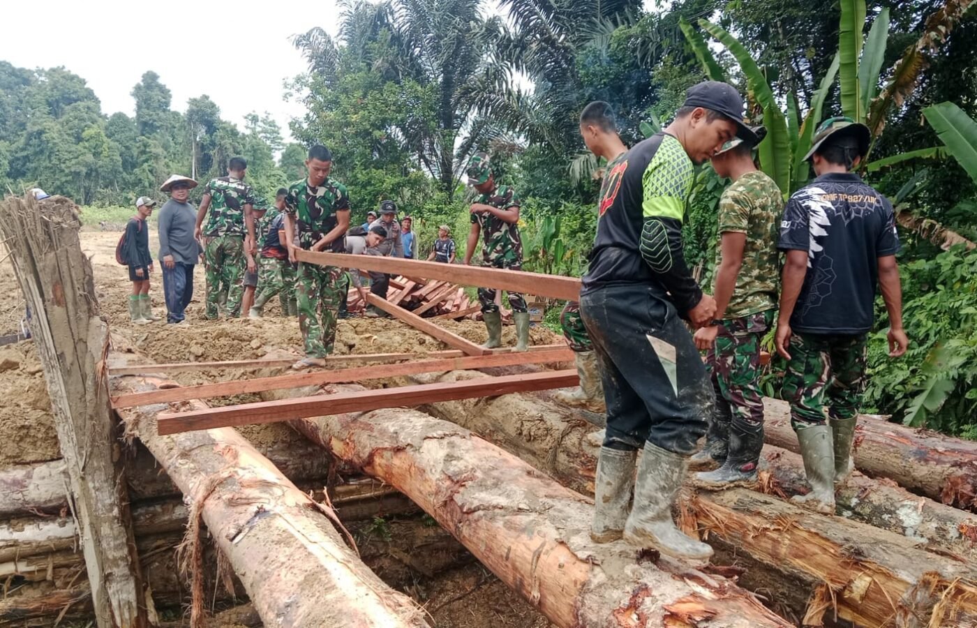 Pembangunan Jembatan Dipercepat, Satgas TMMD Kodim 1206/Putussibau Fokus Capai Target