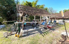 Gotong Royong Warga dan Satgas TMMD 129 dalam Renovasi Rumah Mbah Kardo