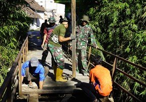 Pembangunan Jembatan Baru di Dusun Mundu: Kolaborasi Satgas TMMD dan Masyarakat