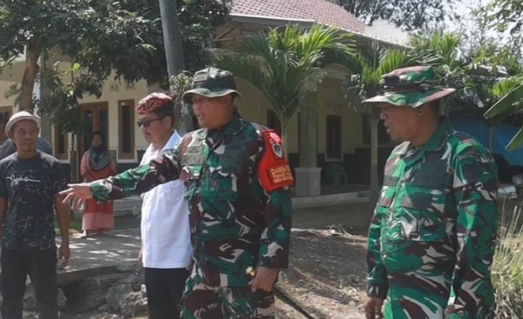 Dandim Cirebon Cek Pembangunan Jalan Beton untuk Perkuat Infrastruktur Desa Luwung Kencana