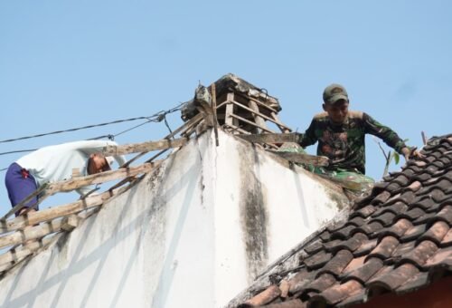 Perkuat Keamanan Lingkungan, Satgas TMMD ke-129 Kodim 0812 Lamongan Renovasi Pos Kamling Desa Tlemang