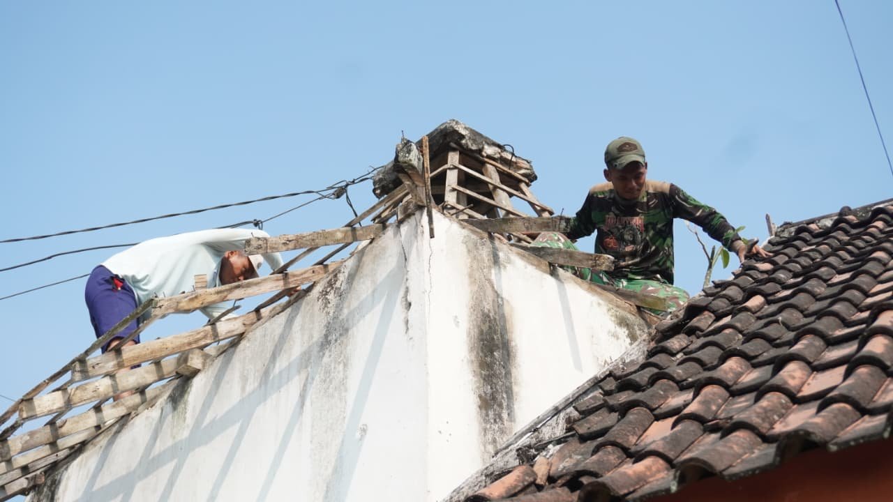 Perkuat Keamanan Lingkungan, Satgas TMMD ke-129 Kodim 0812 Lamongan Renovasi Pos Kamling Desa Tlemang