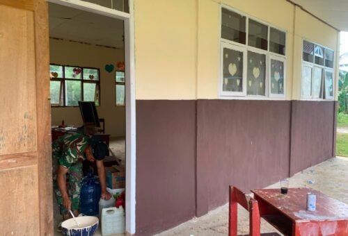 Pekerjaan Pengecatan di SMP Negeri 2 Umbele oleh Satgas TMMD