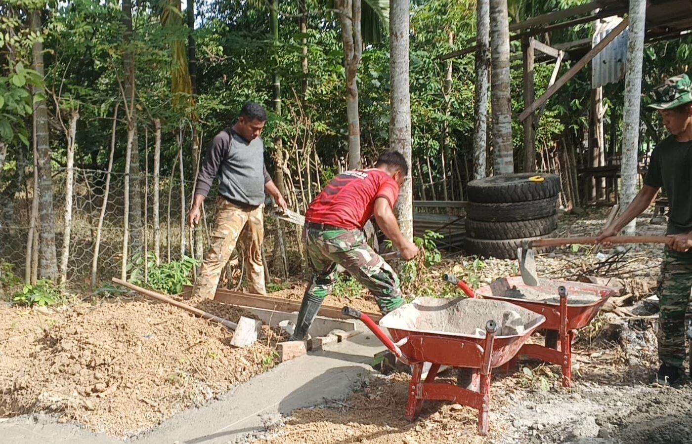 Tahap Pengecoran Pondasi MCK TMMD Ke-129 Kodim 0102/Pidie Dimulai