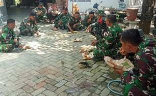 Membangun Kebersamaan di TMMD 129, Satgas Bojonegoro Nikmati Makan Siang Bersama