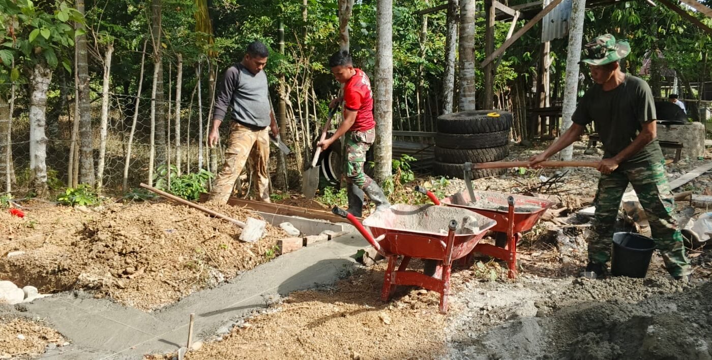 Kerja Sama Satgas TMMD dan Masyarakat Mempercepat Pembangunan MCK di Lhok Panah