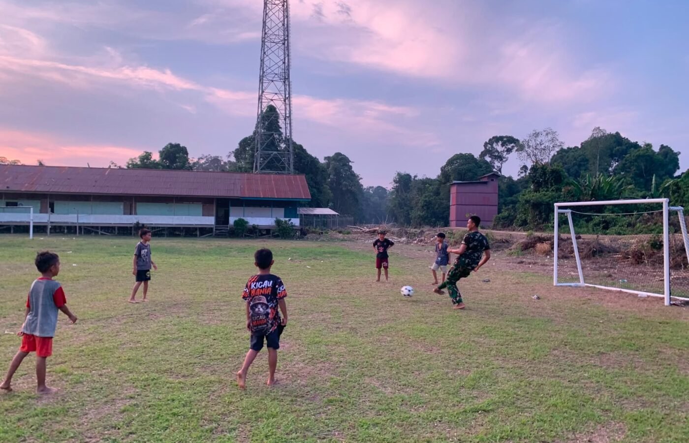 Kegiatan Olahraga Satgas TMMD 129 Kodim 1206/Putussibau Dekatkan TNI dengan Anak-anak Desa Belatung