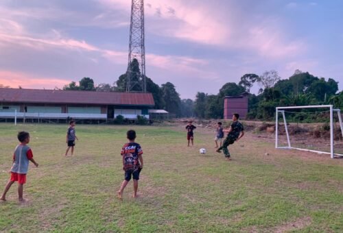 Kegiatan Olahraga Satgas TMMD 129 Kodim 1206/Putussibau Dekatkan TNI dengan Anak-anak Desa Belatung