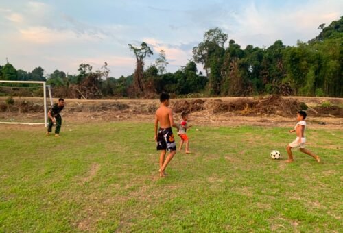 Membangun Desa dan Kebersamaan, Satgas TMMD 129 Kodim 1206/Putussibau Dekatkan Diri dengan Generasi Muda
