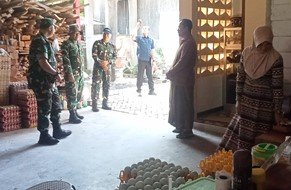 Kunjungan Dansatgas TMMD 129: Dukung UMKM Telur Asin di Kesongo