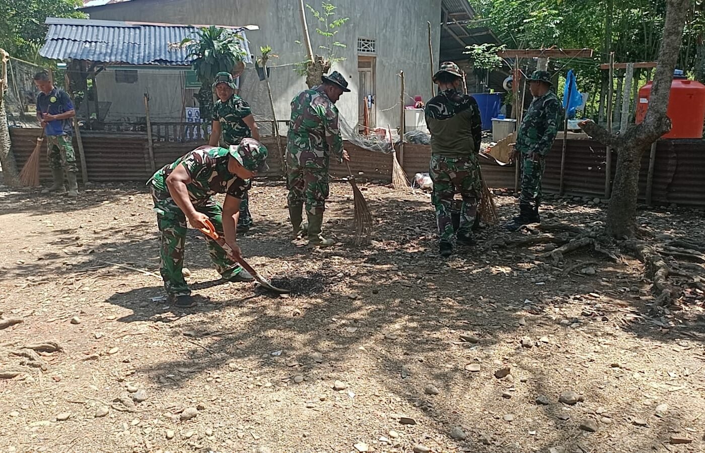 Keterlibatan Masyarakat dalam TMMD Ke-129 Kodim 0102/Pidie: Membersihkan Jalan Menuju Pembangunan MCK dan Sumur Bor