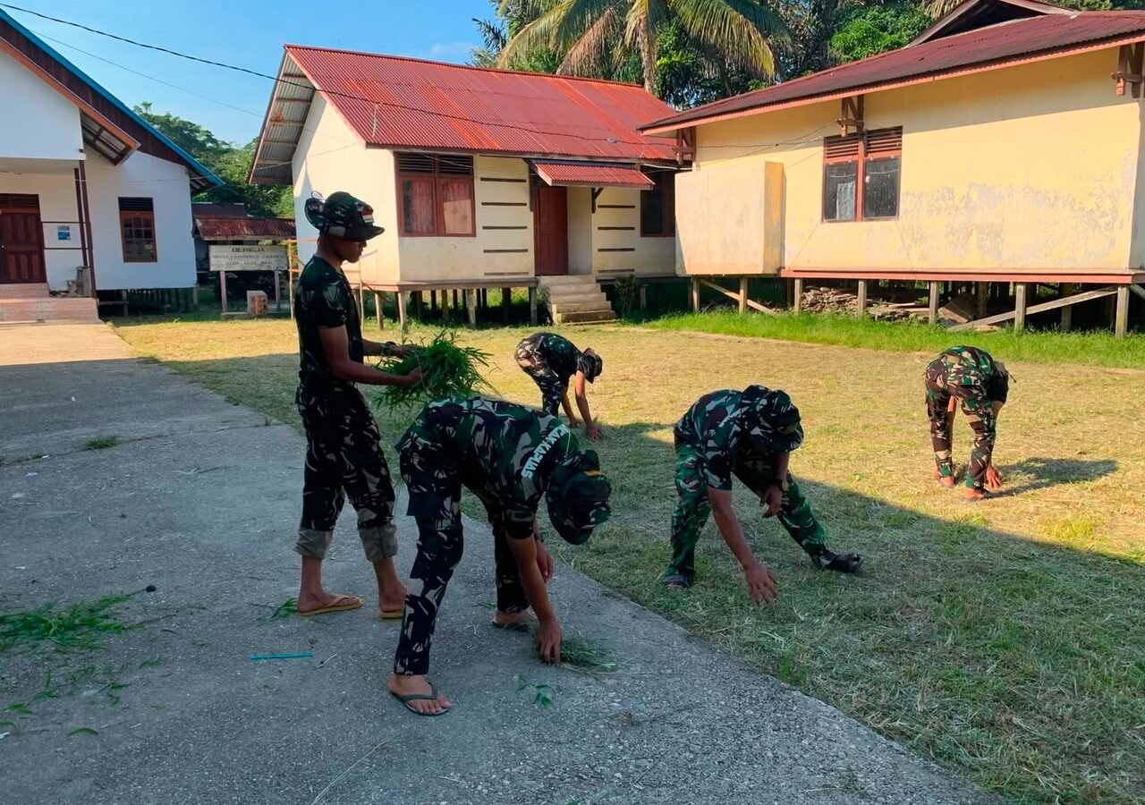 Satgas TMMD 129 Kodim 1206/Putussibau Gerak Bersama Warga Jaga Kebersihan Desa Ulak Pauk