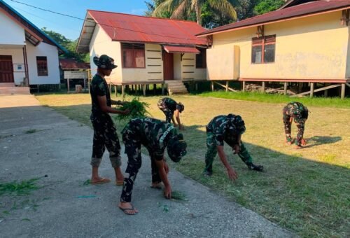 Satgas TMMD 129 Kodim 1206/Putussibau Gerak Bersama Warga Jaga Kebersihan Desa Ulak Pauk