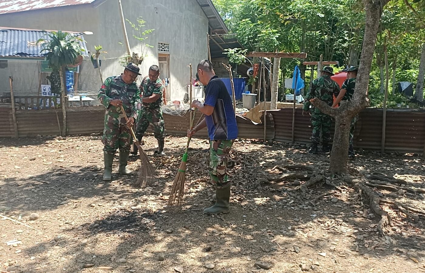 Gotong Royong Masyarakat Bersama Satgas TMMD Ke-129 Kodim 0102/Pidie untuk Pembangunan MCK dan Sumur Bor