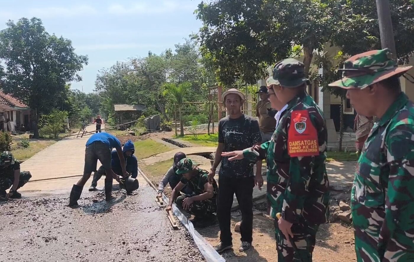 Dandim Cirebon Memastikan Progres TMMD ke-129 Melalui Peninjauan Jalan Beton