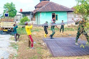 Kolaborasi TNI dan Warga Percepat Pembangunan Jalan Cor di Bojonegoro