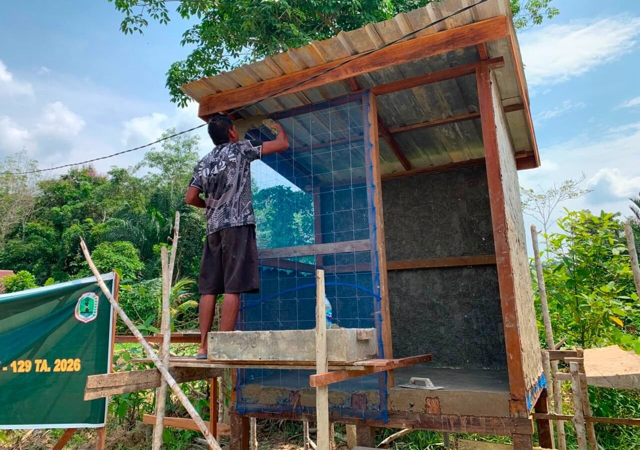Tingkatkan Fasilitas Publik, Satgas TMMD 129 Kodim 1206/Putussibau Lakukan Pemlesteran MCK di Masjid Al-Hidayah