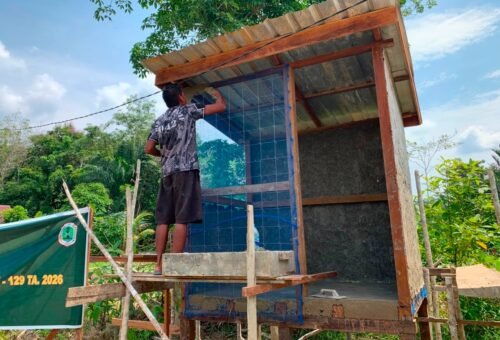 Tingkatkan Fasilitas Publik, Satgas TMMD 129 Kodim 1206/Putussibau Lakukan Pemlesteran MCK di Masjid Al-Hidayah