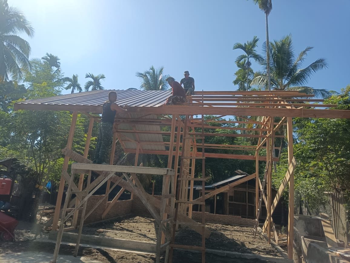 Keberhasilan Muhammad Amin Dalam Mewujudkan Rumah Impian, Pemasangan Atap TMMD Ke-129 Dimulai