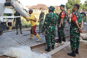 Kunjungan Dansatgas TMMD 129 di Kedungpandan, Berikan Semangat pada Prajurit