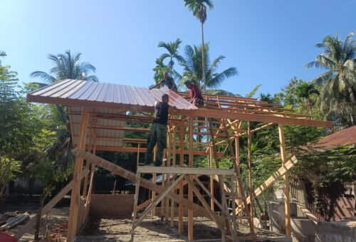 Pemasangan Atap Rumah Layak Huni di Pidie Dimulai, Satgas TMMD Ke-129 Berjuang untuk Warga