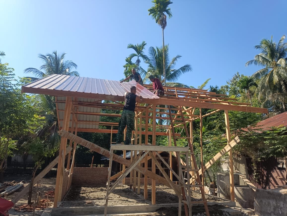 Pemasangan Atap Rumah Layak Huni di Pidie Dimulai, Satgas TMMD Ke-129 Berjuang untuk Warga