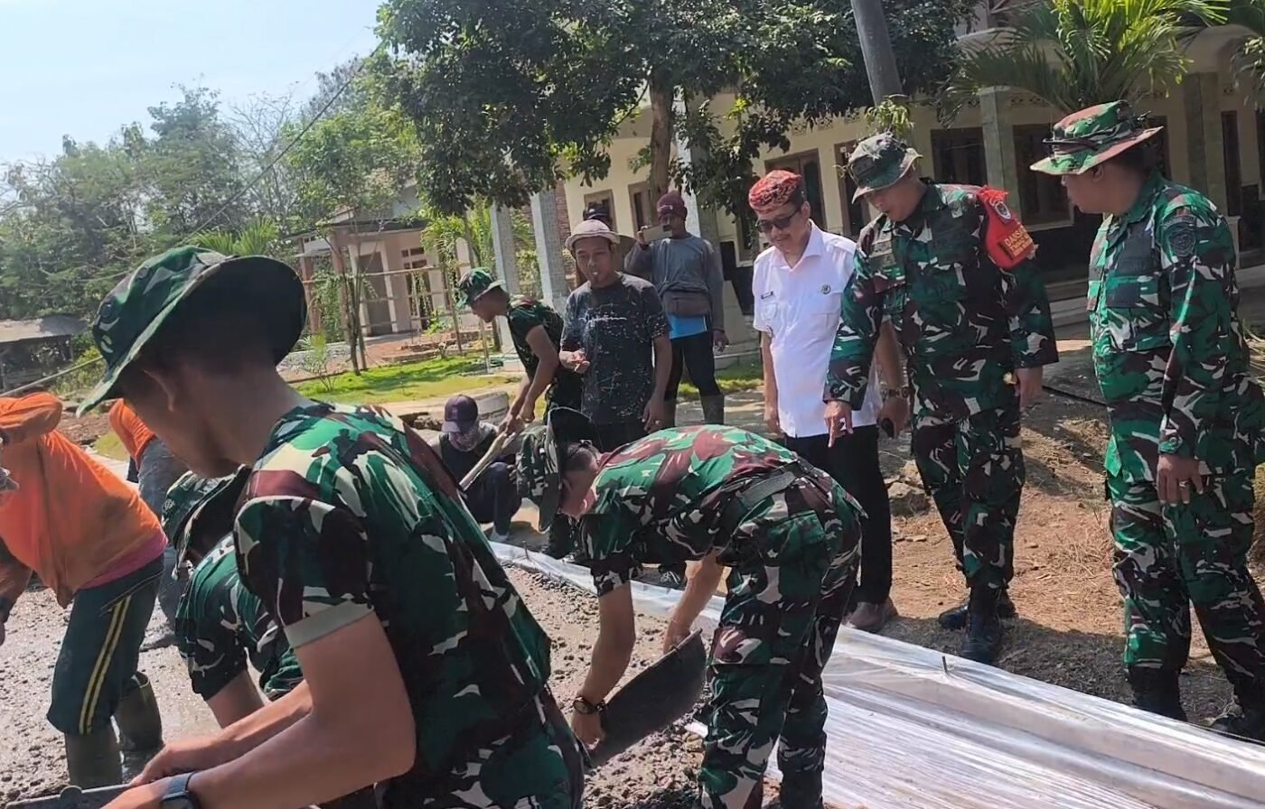 Dandim 0620/Kab. Cirebon Tinjau Proyek Pembangunan Jalan Rabat Beton TMMD ke-129 di Desa Luwung Kencana