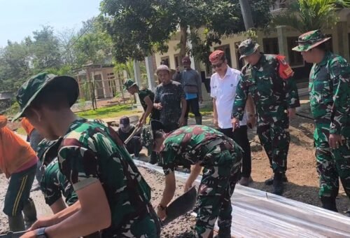 Dandim 0620/Kab. Cirebon Tinjau Proyek Pembangunan Jalan Rabat Beton TMMD ke-129 di Desa Luwung Kencana