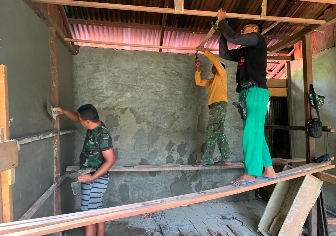 Kerjasama TNI dan Masyarakat Ciptakan Rumah Layak Huni di Program TMMD 129 Kodim 1206/Putussibau
