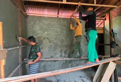 Kerjasama TNI dan Masyarakat Ciptakan Rumah Layak Huni di Program TMMD 129 Kodim 1206/Putussibau