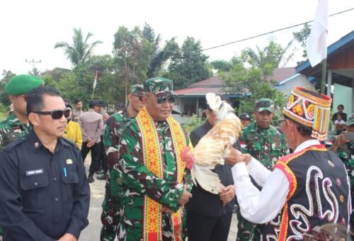 Kedatangan Tim Pengawas TMMD Disambut Antusias Warga Ulak Pauk