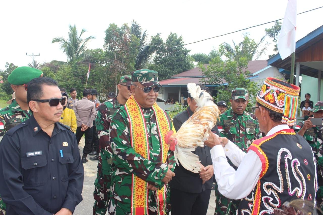 Kedatangan Tim Pengawas TMMD Disambut Antusias Warga Ulak Pauk