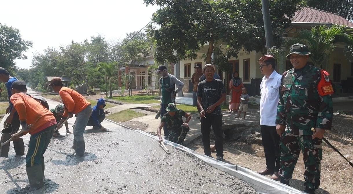 Monitoring Proyek Jalan Betonnya, Dandim 0620/Kab. Cirebon Pastikan Standar Kualitas TMMD ke-129