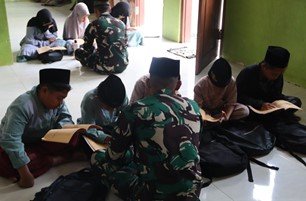 Sambut Anak-anak dengan ILmu: Satgas TMMD 129 Bojonegoro Bimbing Mengaji di Krebet
