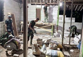 Kobarkan Semangat, Satgas TMMD 129 Bojonegoro Lanjutkan Renovasi Rumah di Malam Hari