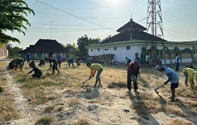 Kepedulian Satgas TMMD 129 Bojonegoro dalam Membangun Kebersihan Masjid di Dusun Krebet