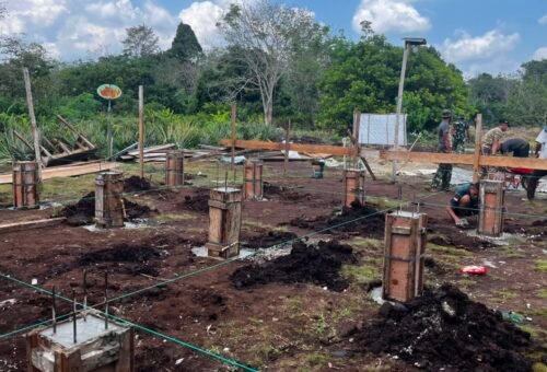 Kerja Sama TNI dan Masyarakat, RTLH Bapak Zaini Di TMMD ke-129 Kodim 0313/Kpr Semakin Maju