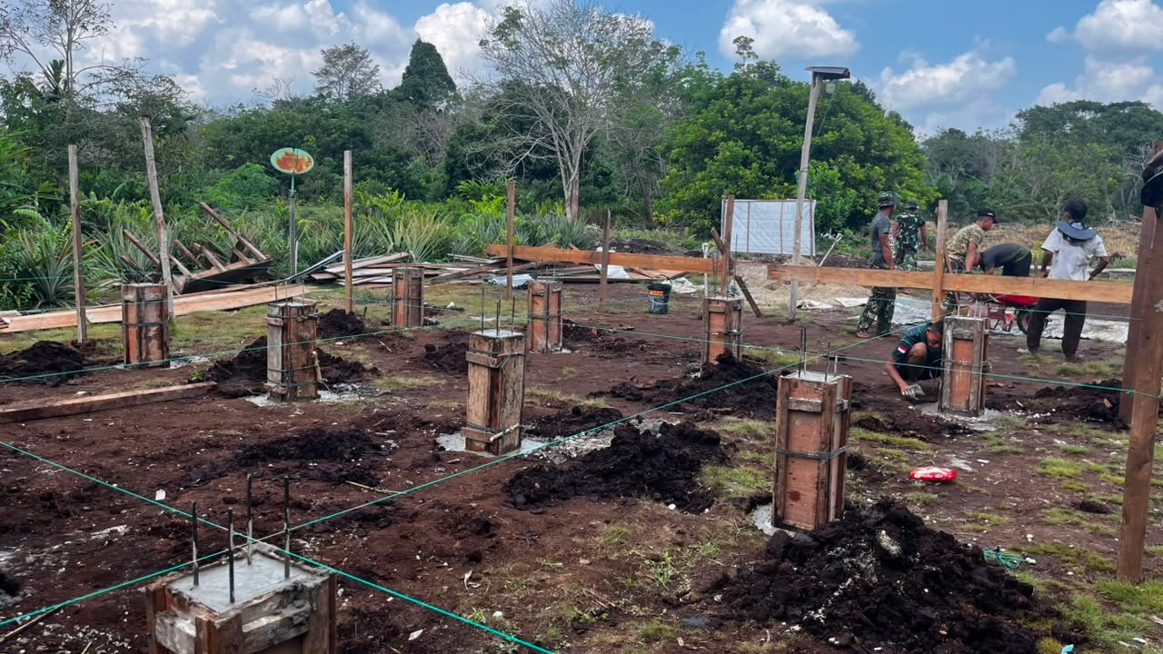 Kerja Sama TNI dan Masyarakat, RTLH Bapak Zaini Di TMMD ke-129 Kodim 0313/Kpr Semakin Maju