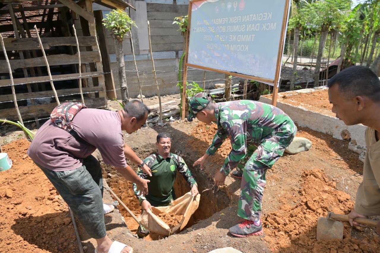 Kerja Sama Satgas TMMD dan Komunitas Percepat Pembangunan Septic Tank di Desa Lhok Panah
