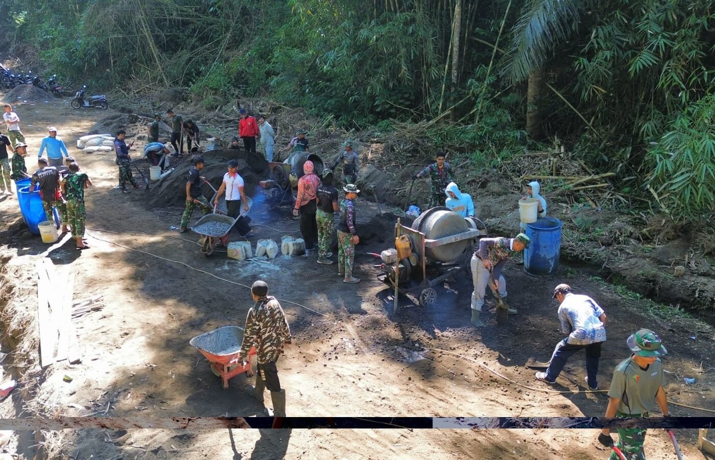 Kinerja Bersama Satgas TMMD dan Warga Tingkatkan Progres Pembangunan Rabat Beton di Desa Sekardadi